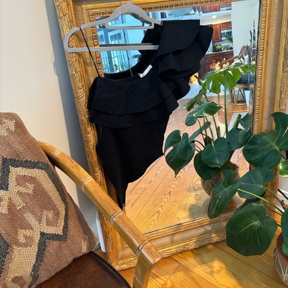 Elegant Black One-Shoulder Bodysuit - Picture 6 of 8